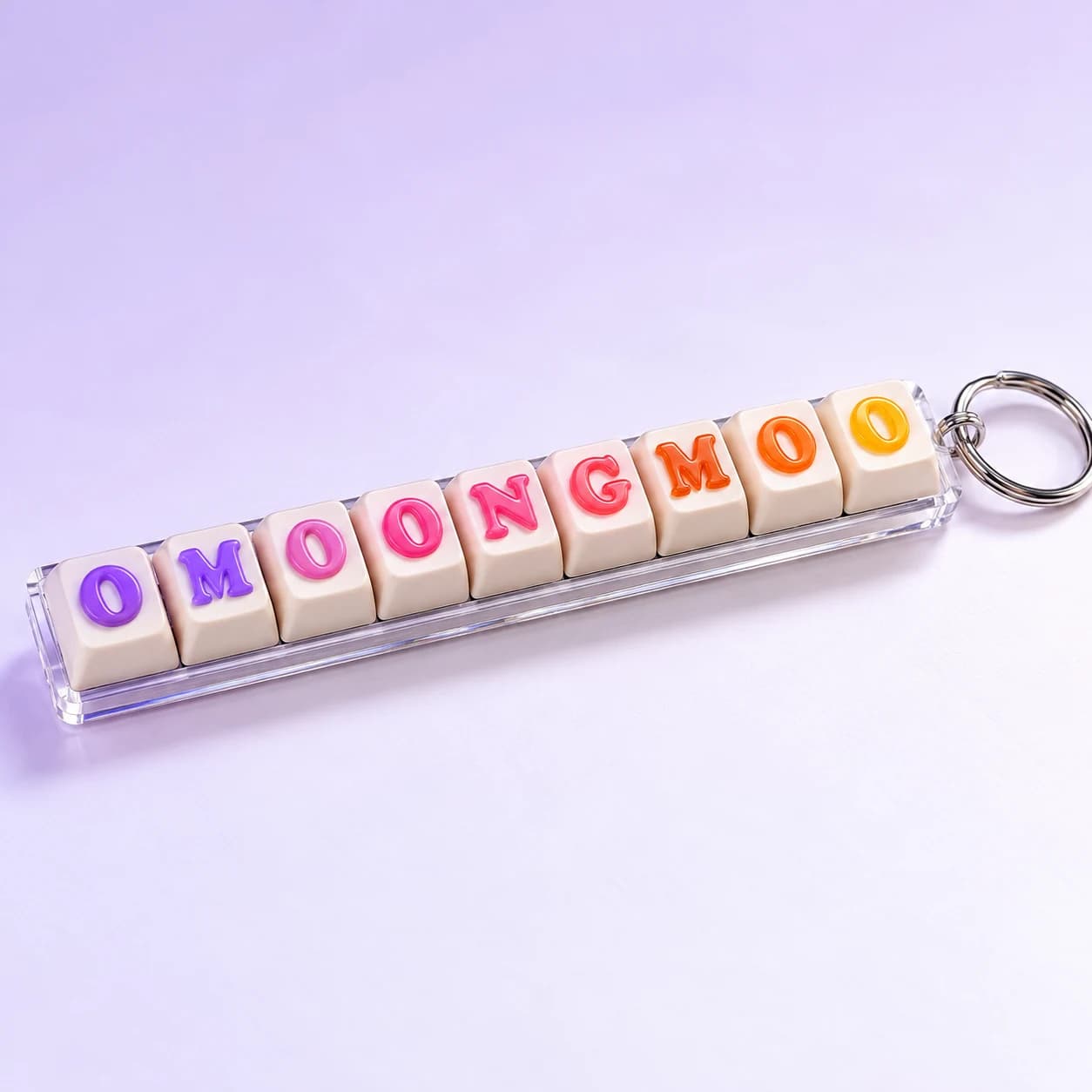 커스텀 키캡 키링, 기계식 키보드 키캡으로 OMOONGMOO 이름을 만든 네임 키링, 포도빛 보라-핑크-앰버 그라데이션 양각 글자와 투명 아크릴 베이스·키링고리